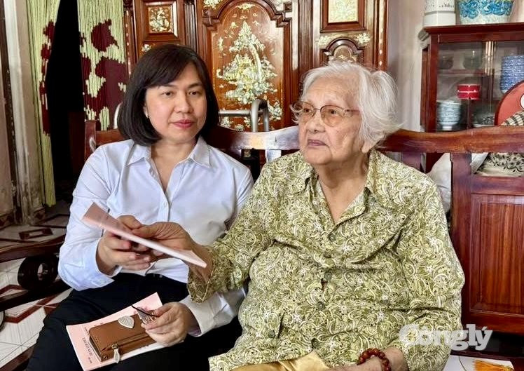 Nguyên Chánh án Trần Thị Hữu ôn lại những kỷ niệm trong chặng đường xây dựng TAND tỉnh Sông Bé và tặng sách của bà cho các thành viên trong đoàn