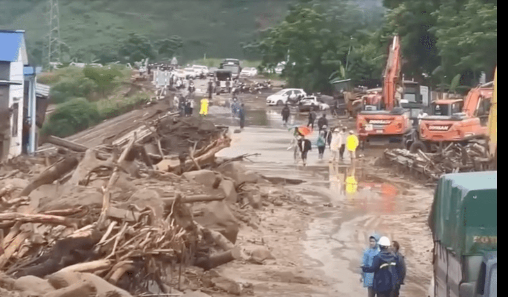 máy móc và người dược huy động.pjg