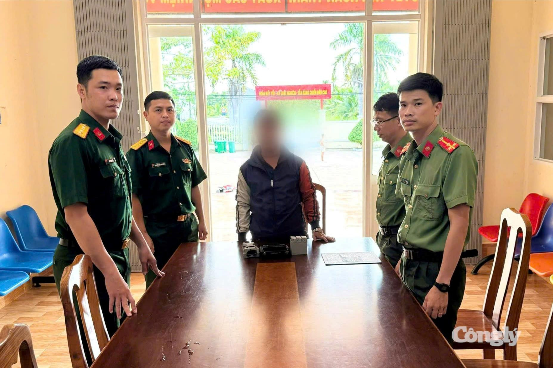 Công an xã An Thạnh phối hợp Ban Chỉ huy Quân sự xã tuyên truyền, vận động cá nhân sử dụng flycam khi chưa đảm bảo các điều kiện quy định của pháp luật.