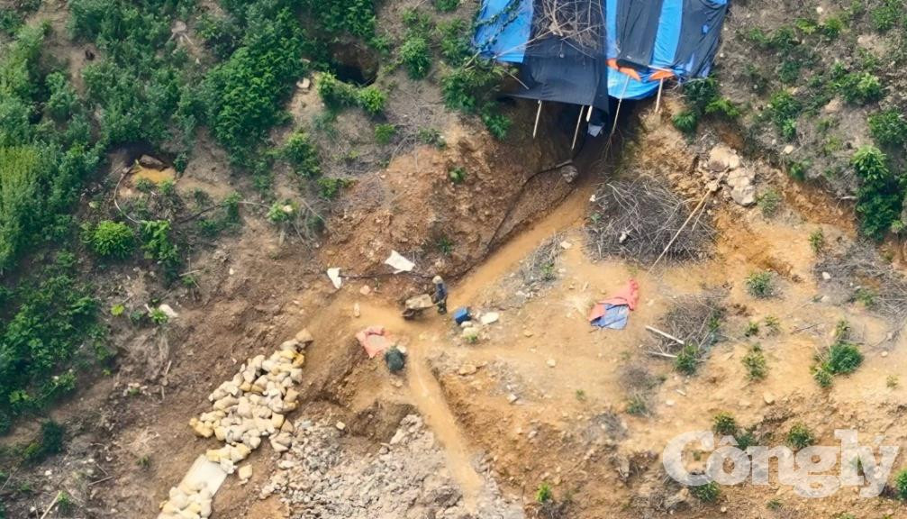 Khu vực hầm đào trên sườn đồi tại Khe Hoặc, nơi ghi nhận nhiều dấu hiệu nghi khai thác vàng trái phép.
