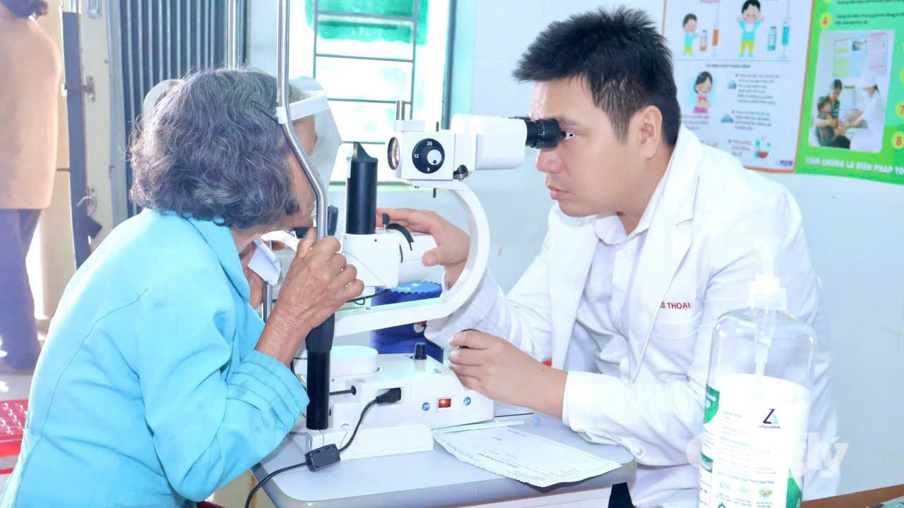 Bệnh viện Mắt Cao Nguyên và Báo Công lý phối hợp khám mắt nhân đạo