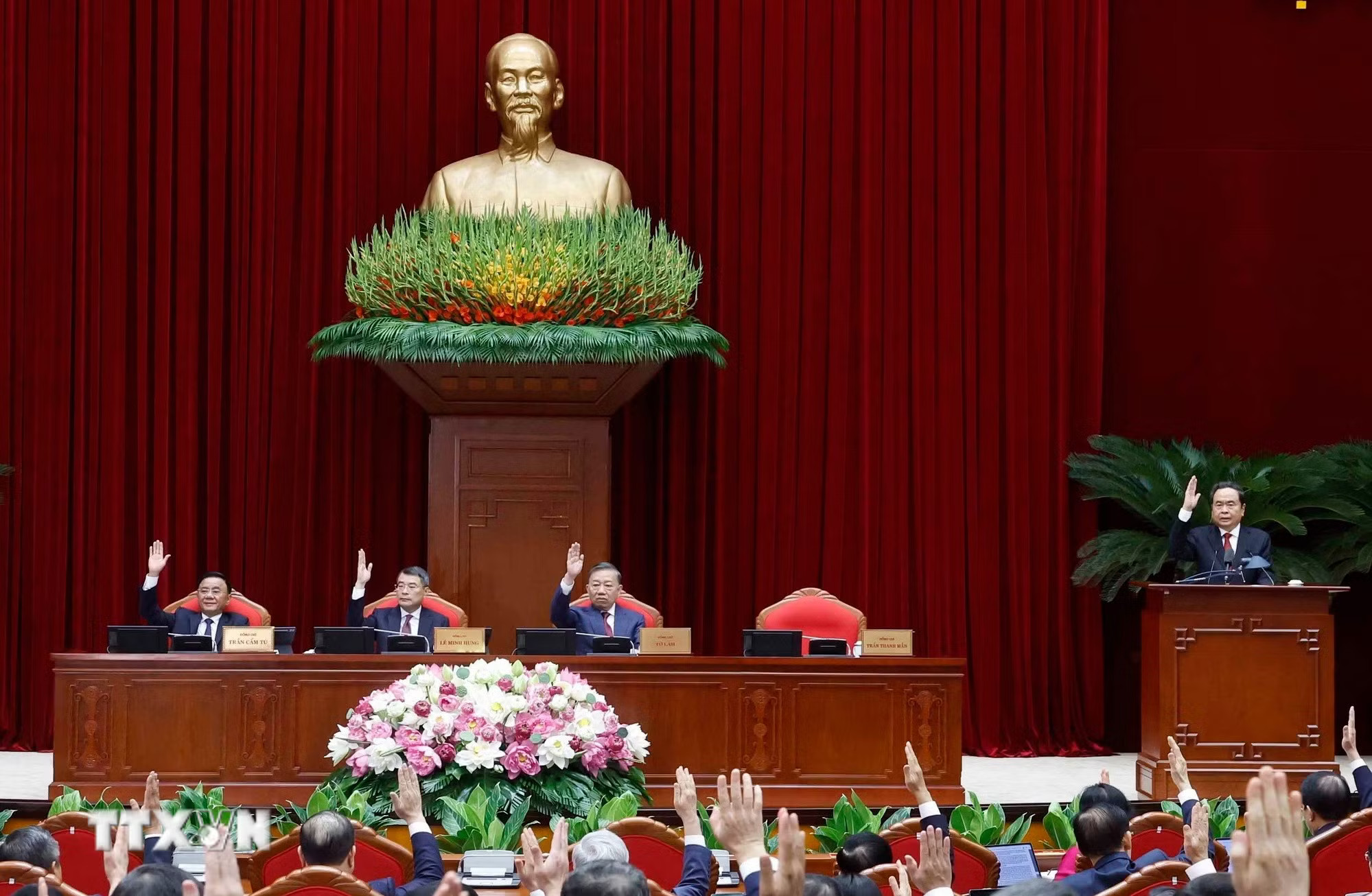 ttxvn-2007-hoi-nghi-lan-3-ban-chap-hanh-trung-uong-dang-3.jpg