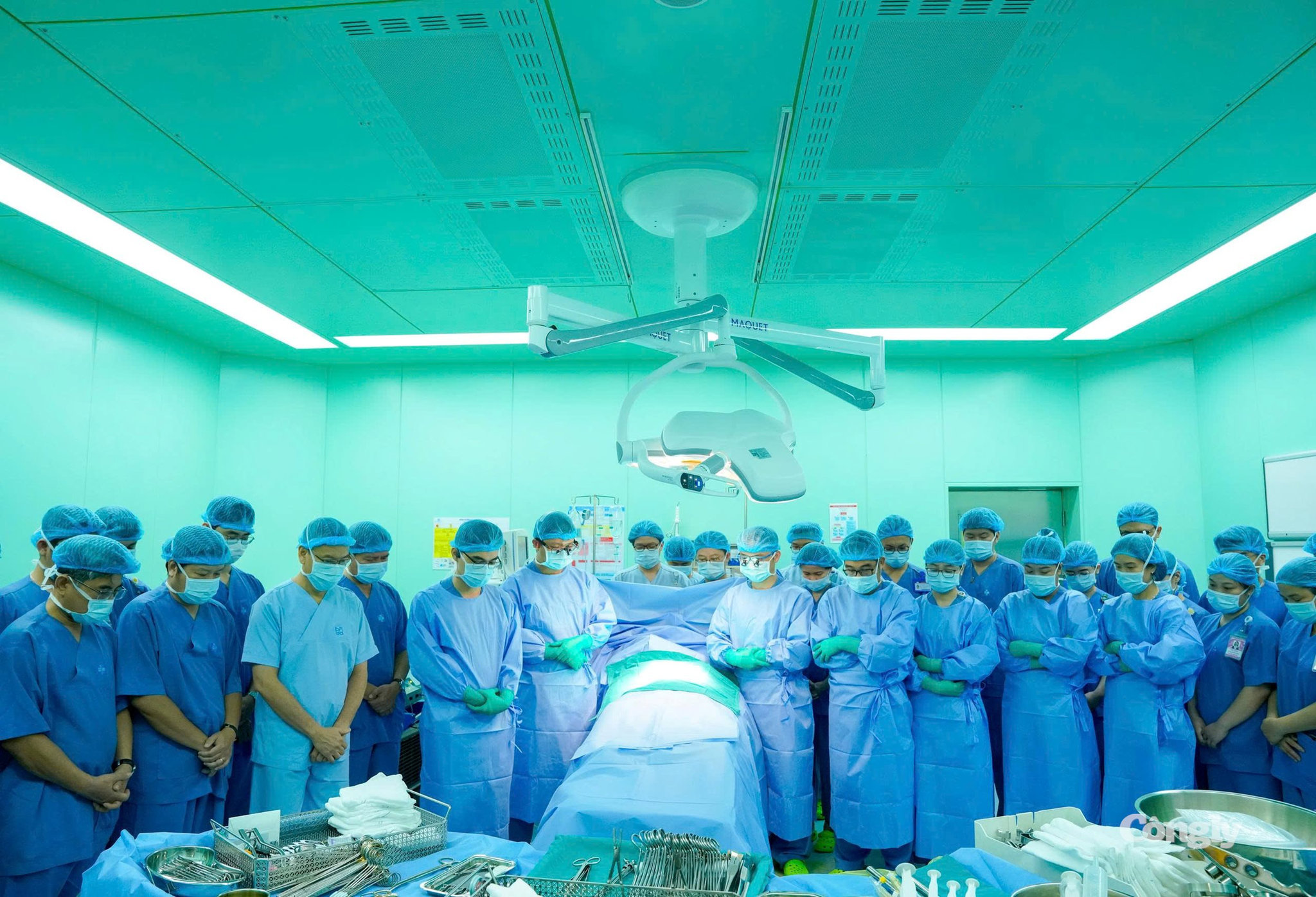 Các y bác sĩ dành phút mặc niệm, cúi đầu tưởng niệm người hiến và bày tỏ lòng biết ơn sâu sắc đối với nghĩa cử trao tặng sự sống