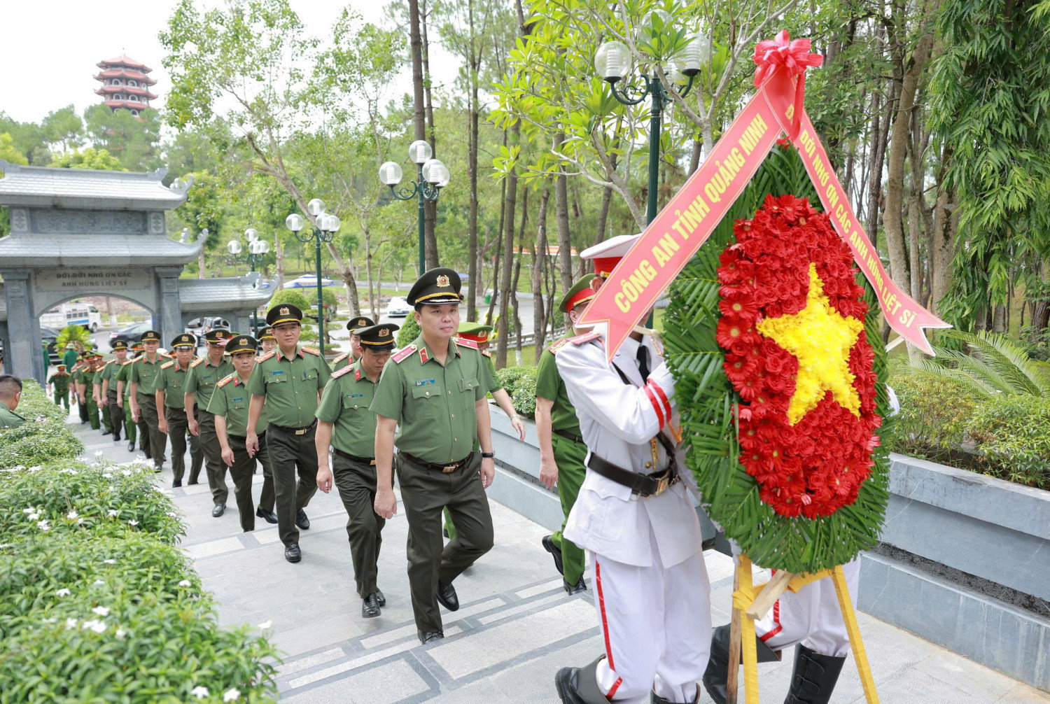 Đoàn đại biểu Công an tỉnh Quảng Ninh dâng hoa tại Nhà bia tưởng niệm Thanh niên xung phong toàn quốc.