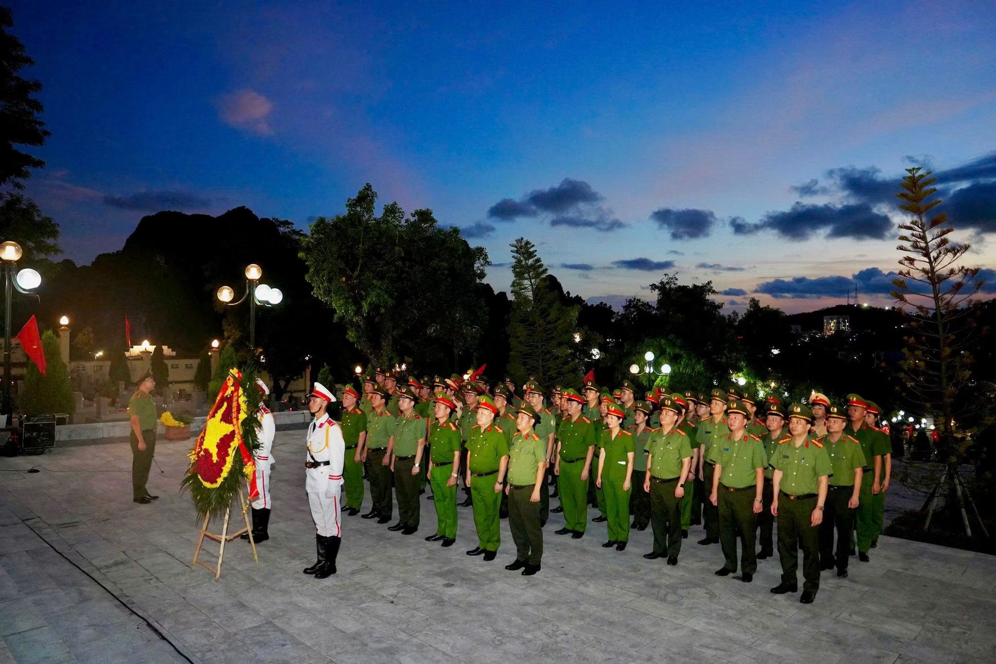 Đoàn đại biểu Công an tỉnh Quảng Ninh tổ chức Lễ dâng hoa, dâng hương tri ân các Anh hùng liệt sĩ