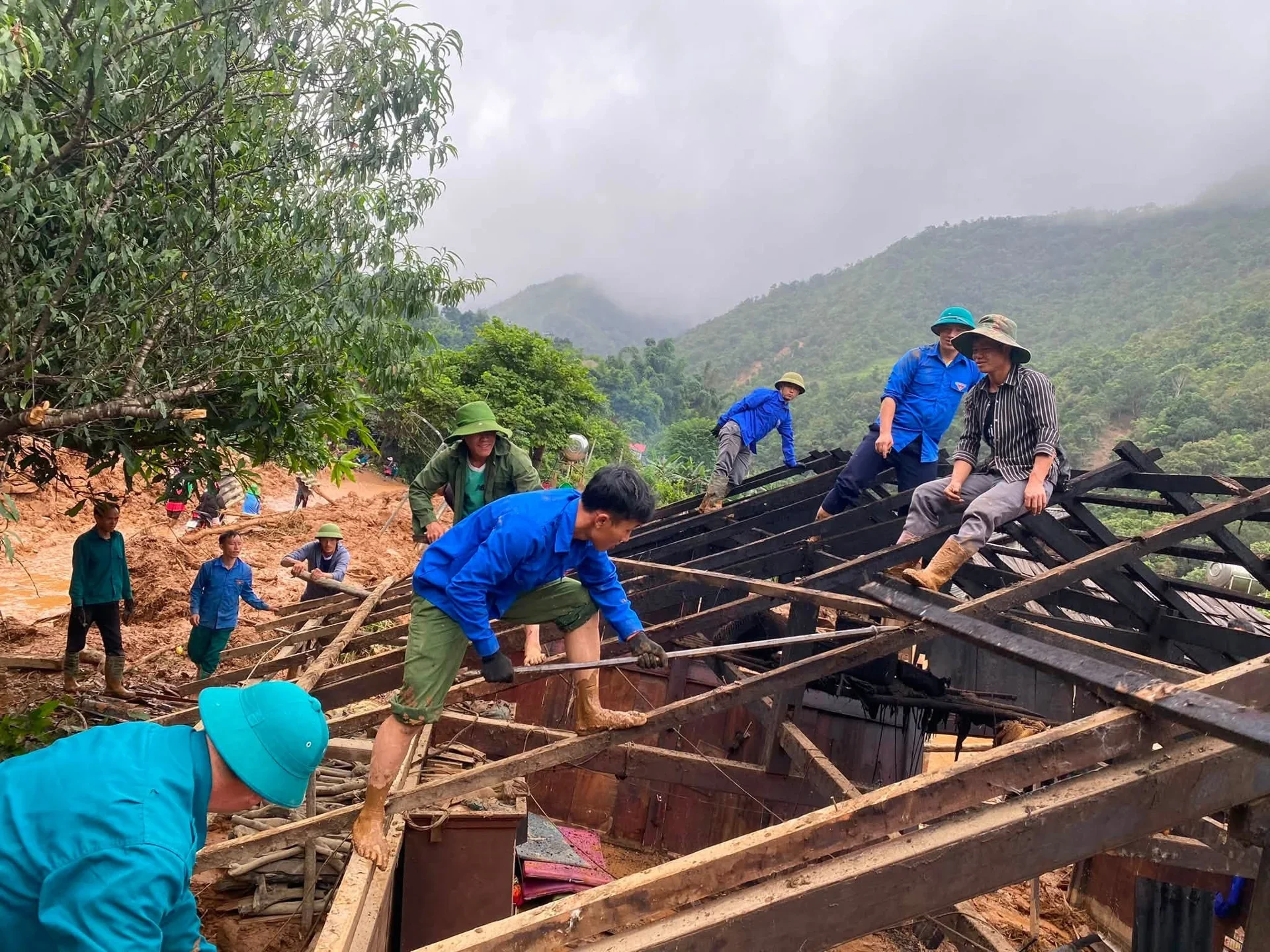 Người dân xã Ngọc Chiến - Sơn La khắc phục hậu quả