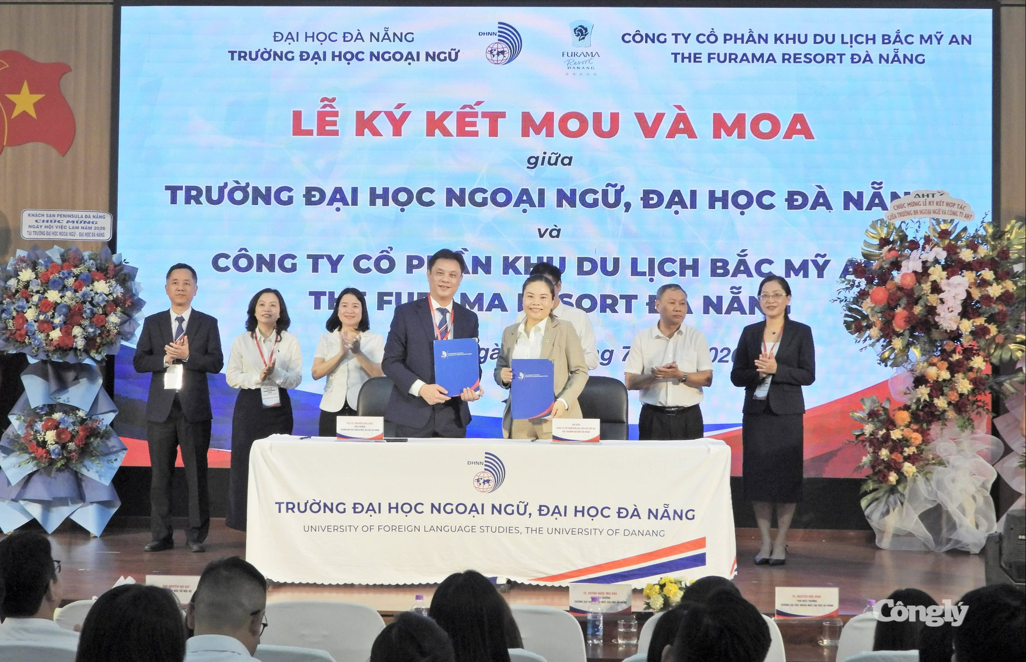 Nghi thức ký kết biên bản ghi nhớ hợp tác giữa Trường Đại học Ngoại ngữ - Đại học Đà Nẵng với các doanh nghiệp, đối tác.
