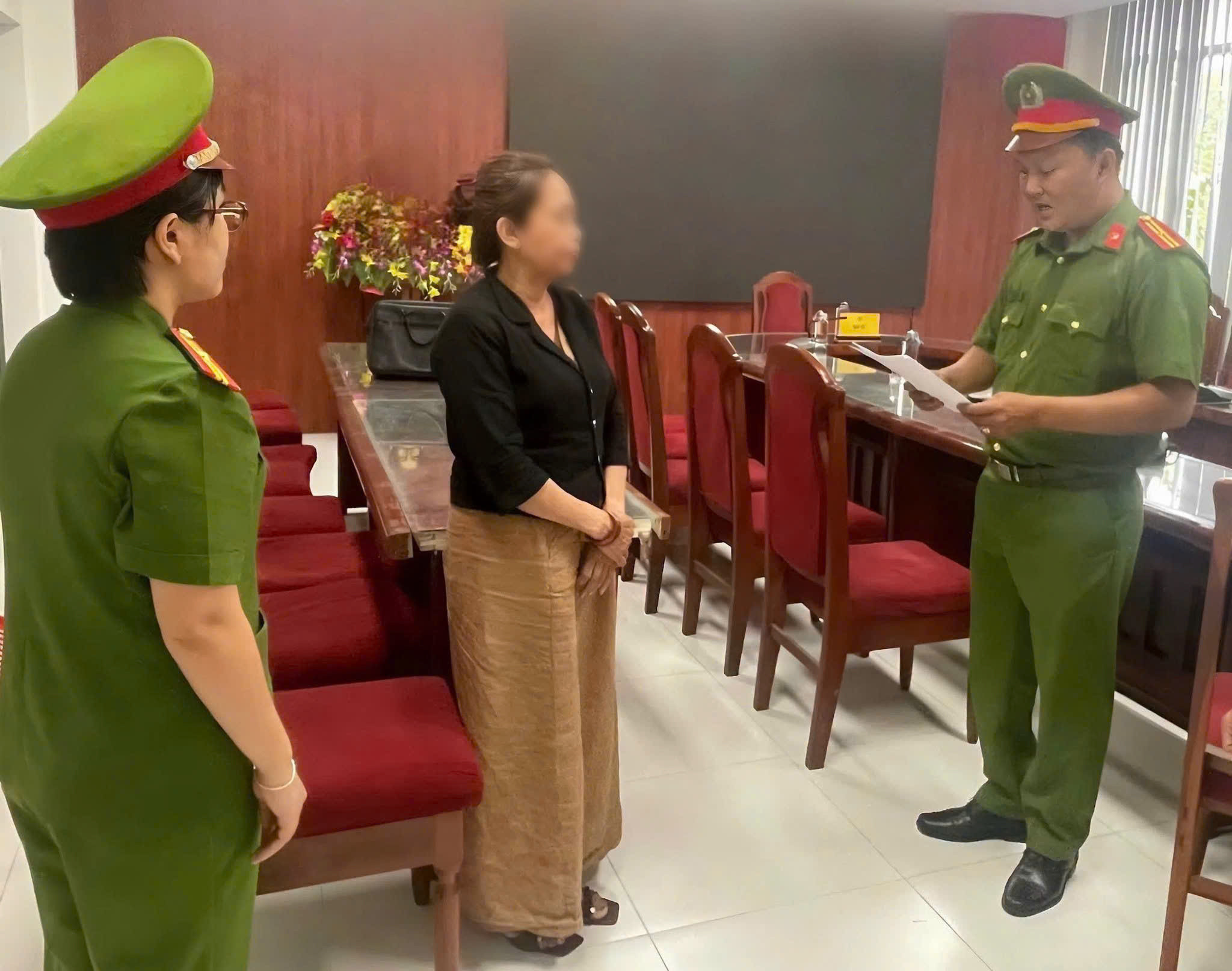 Cơ quan Cảnh sát điều tra Công an TP Đà Nẵng tống đạt quyết định khởi tố bị can Nguyễn Thị Lệ Hoa để điều tra vụ lừa đảo đất giải tỏa chiếm đoạt 7,7 tỷ đồng.