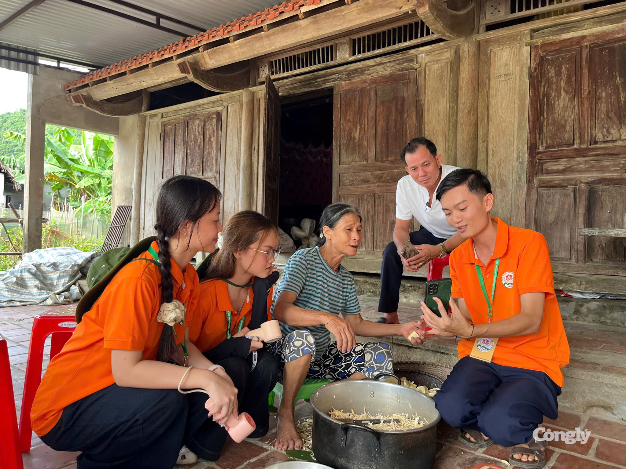 Ảnh Sinh viên hướng dẫn người dân cài đặt ứng dụng I Hà Tĩnh