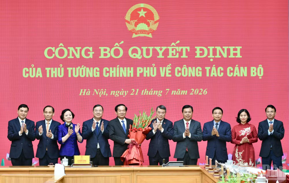 Thủ tướng Chính phủ Lê Minh Hưng, các đồng chí trong Thường vụ Đảng ủy Chính phủ chúc mừng các đồng chí được trao Quyết định tại buổi lễ. (Ảnh: Thanh Giang)