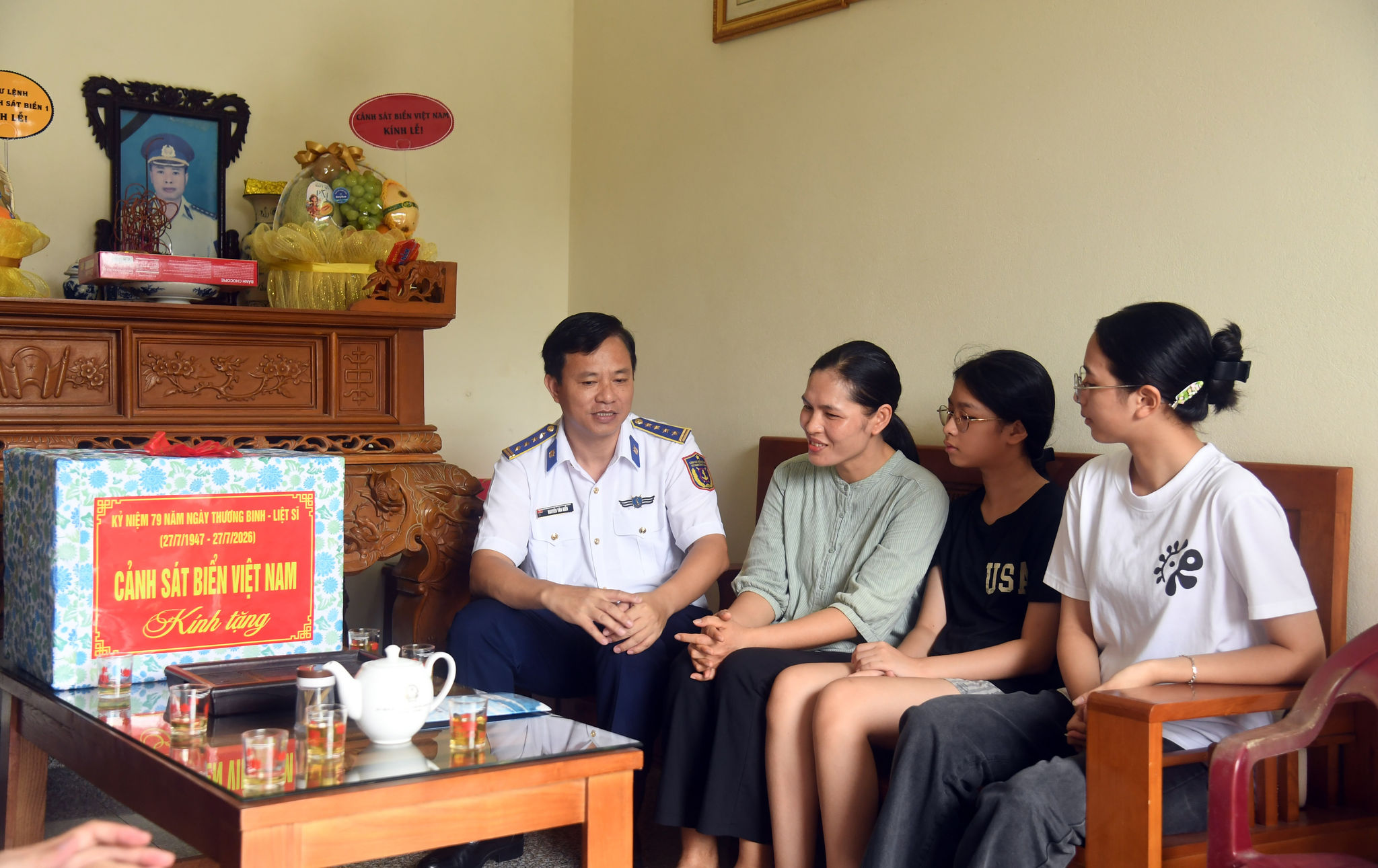 Đại tá Nguyễn Văn Hiển thăm, động viên gia đình liệt sĩ Phạm Văn Huy