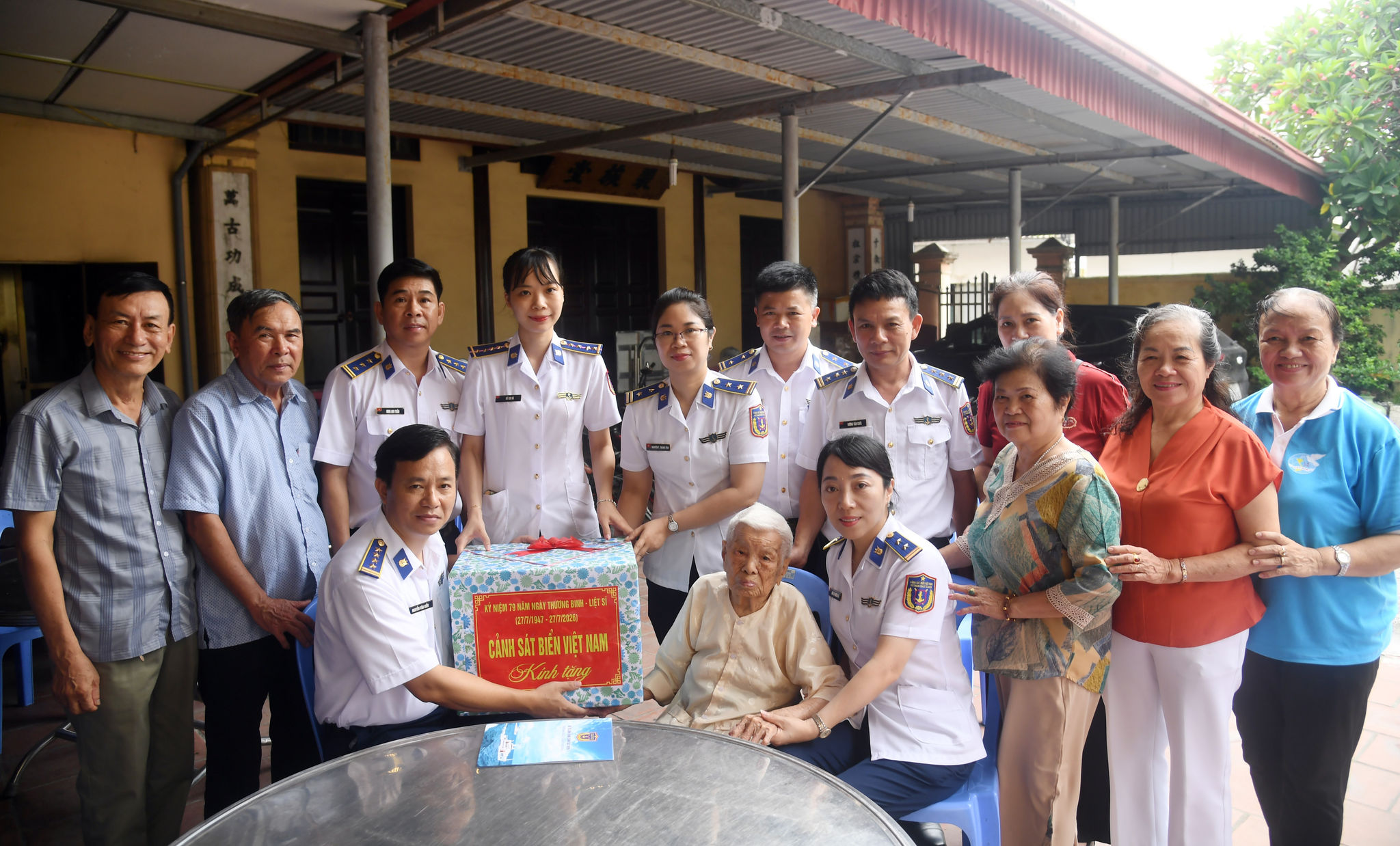 Đoàn công tác Cảnh sát biển Việt Nam thăm, tặng quà Mẹ VNAH Trần Thị Bệ