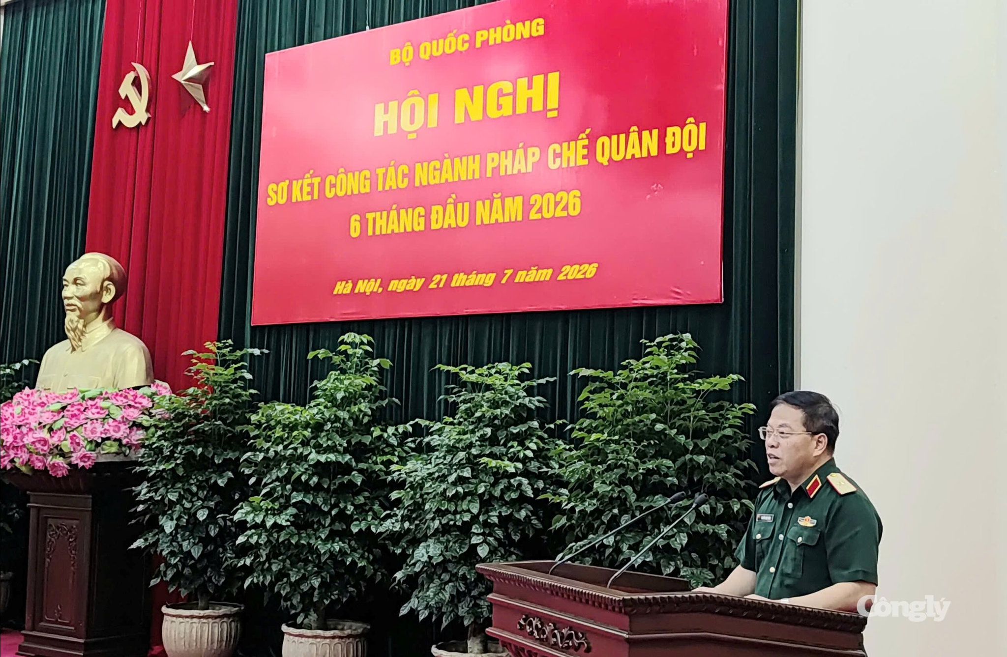 Thiếu tướng Nguyễn Việt Dũng, Cục trưởng Cục Pháp chế Bộ Quốc phòng phát biểu chỉ đạo hội nghị.