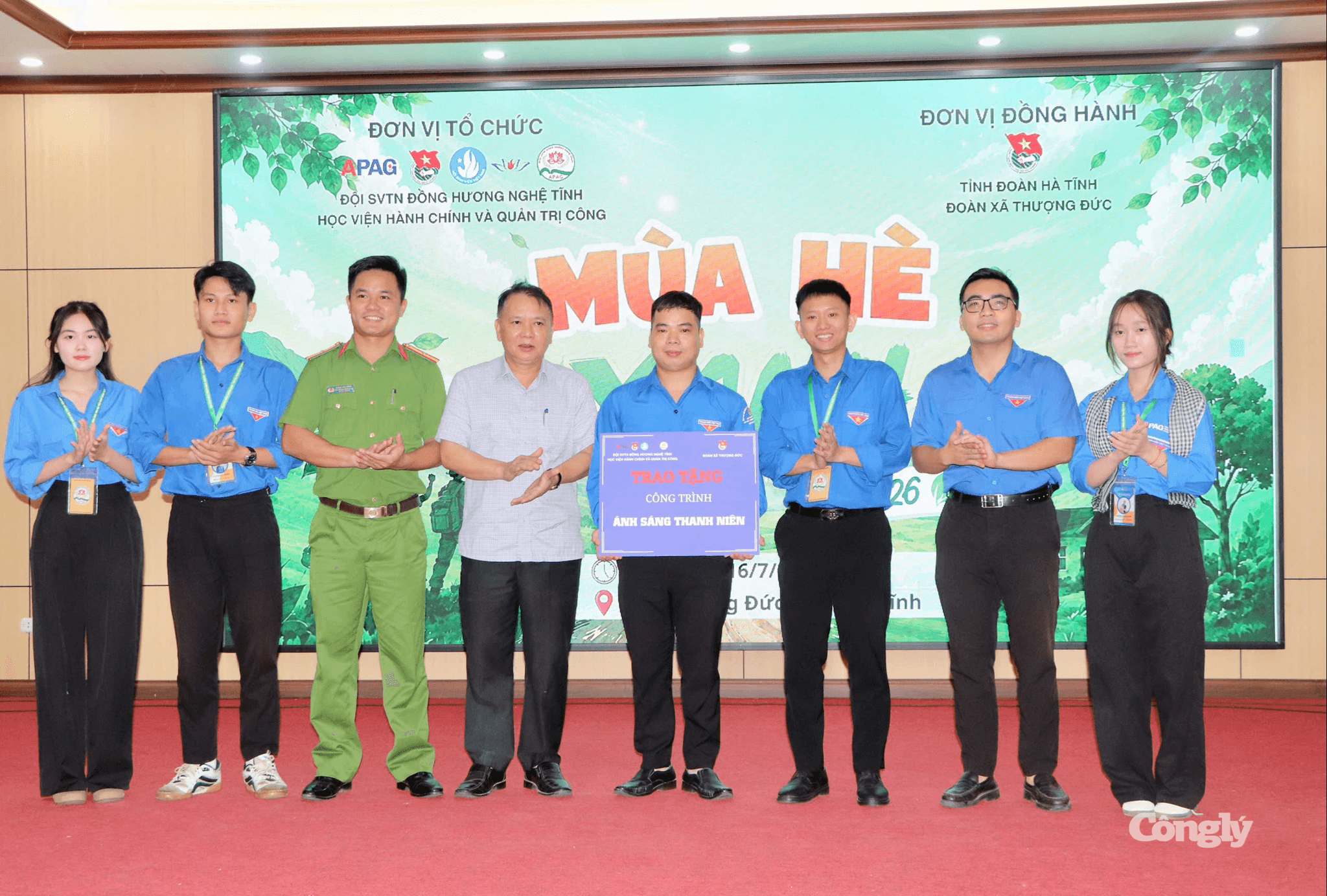 Trao tặng công trình Ánh sáng Thanh niên cho xã Thượng Đức