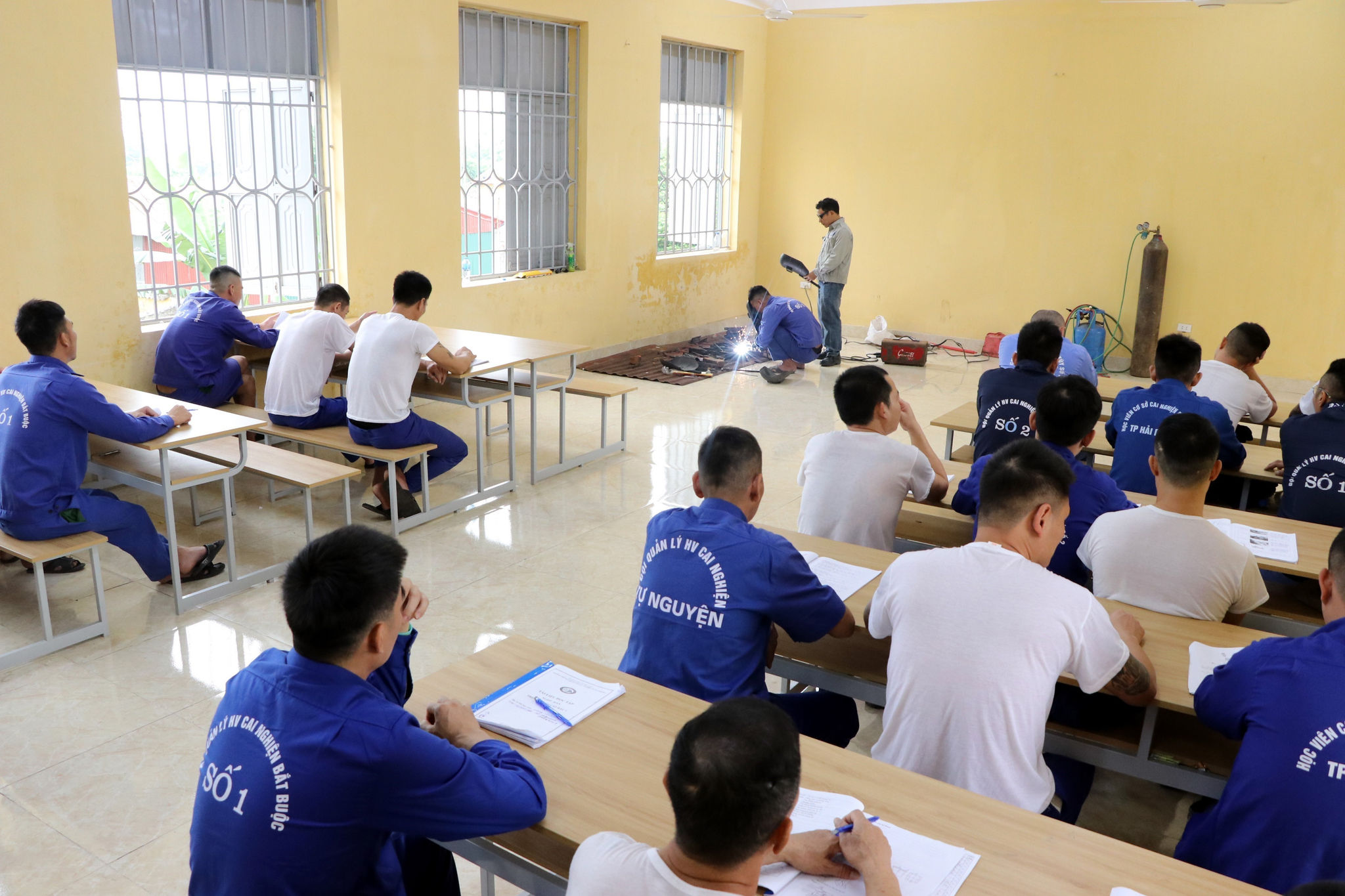 cai nghiện bắt buộc