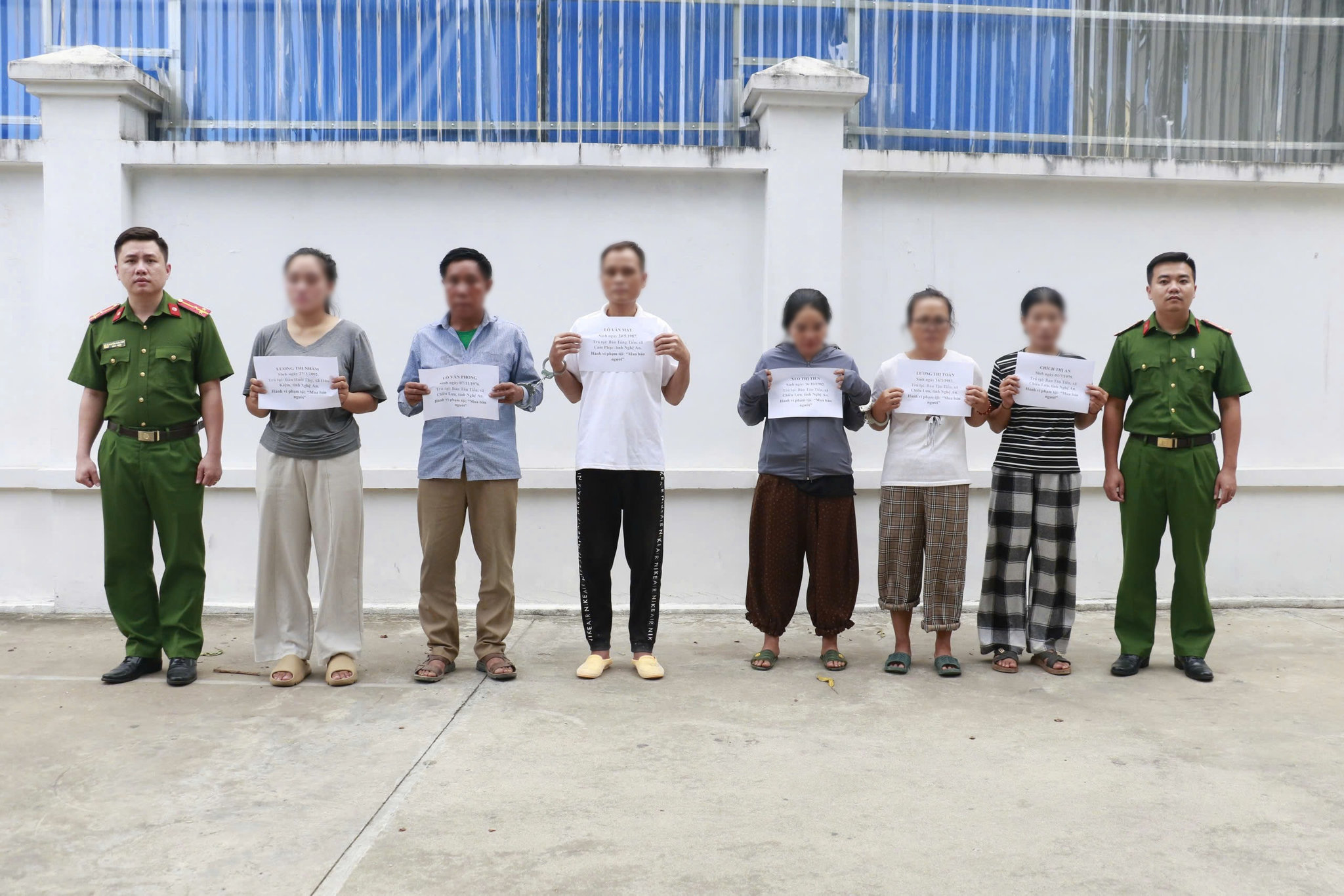 Lực lượng Công an bắt giữ các đối tượng trong hai chuyên án mua bán người qua biên giới. Ảnh: CANA.
