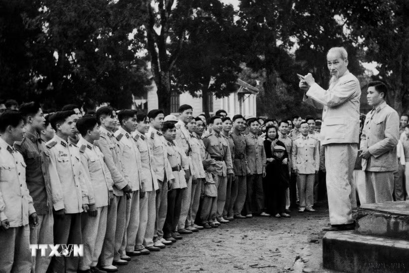 Chủ tịch Hồ Chí Minh thăm một đơn vị công an nhân dân vũ trang bảo vệ Thủ đô (tháng 12/1961). (Ảnh: TTXVN)