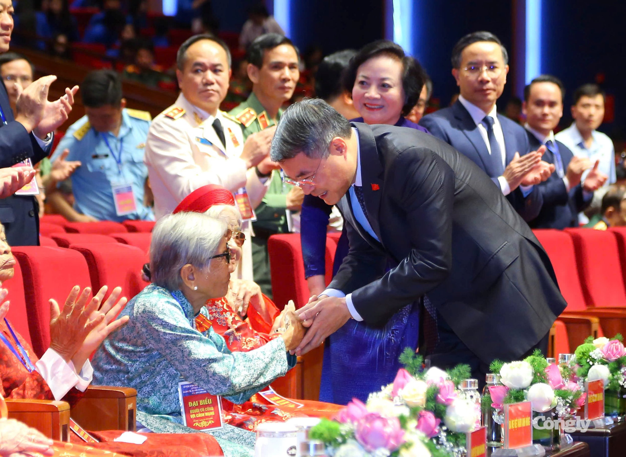 Thủ tướng Chính phủ Lê Minh Hưng tặng quà cho các Bà mẹ Việt Nam anh hùng tại hội nghị.