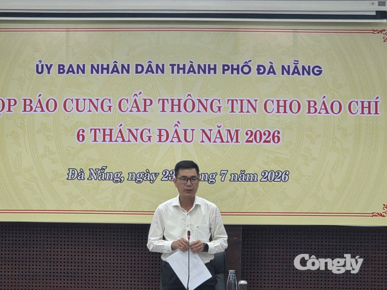Đại diện UBND TP. Đà Nẵng thông tin về kết quả phát triển kinh tế - xã hội 6 tháng đầu năm 2026 tại buổi họp báo.