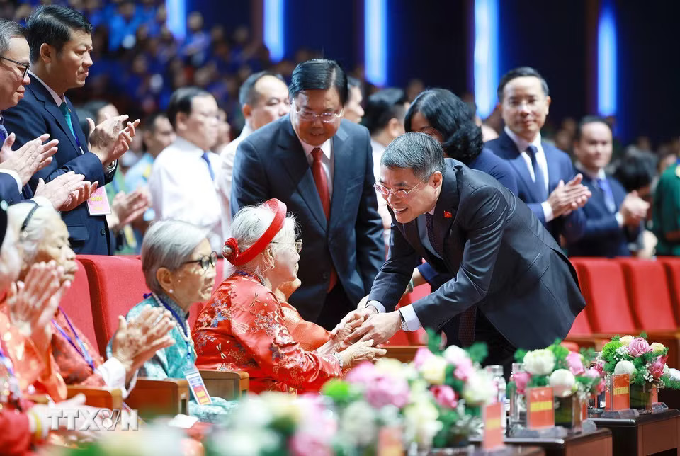 Thủ tướng Lê Minh Hưng thăm hỏi các Mẹ Việt Nam Anh hùng dự Hội nghị Tri ân người có công với cách mạng toàn quốc năm 2026. (Ảnh: Dương Giang/TTXVN)