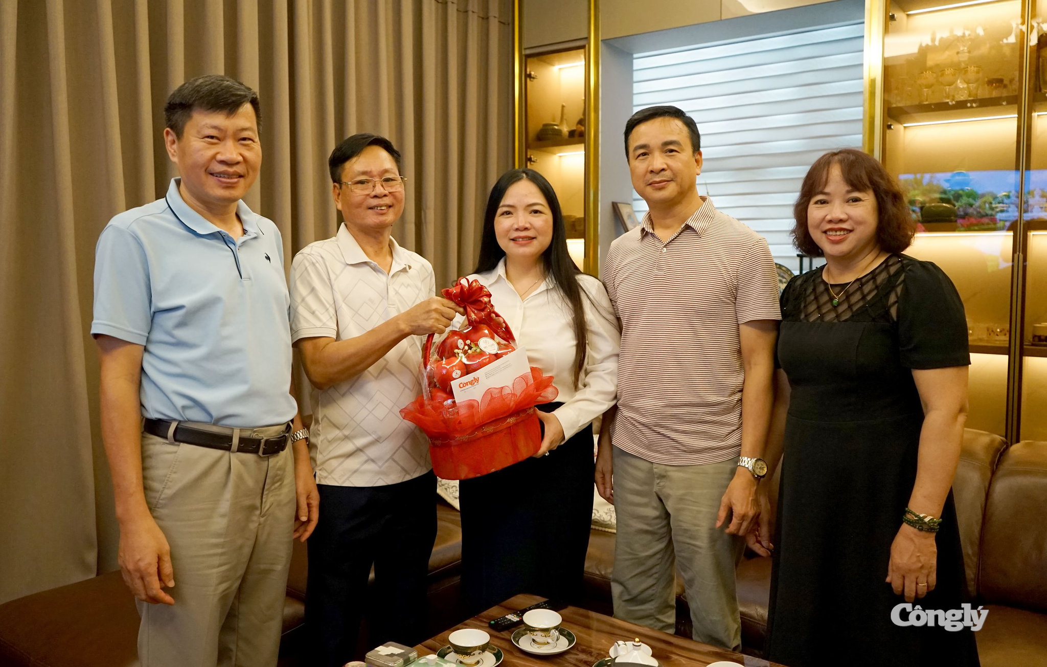 Đoàn đến thăm gia đình đồng chí Nguyễn Mạnh Hồng, nguyên Tổng Biên tập Báo Công lý, là con liệt sĩ.