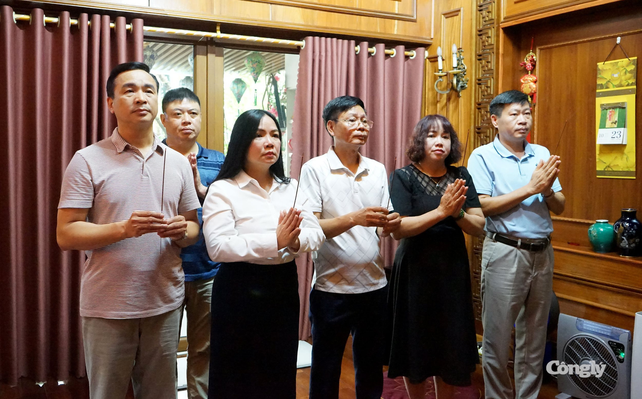 Đoàn đến thăm gia đình đồng chí Nguyễn Mạnh Hồng, nguyên Tổng Biên tập Báo Công lý, là con liệt sĩ.