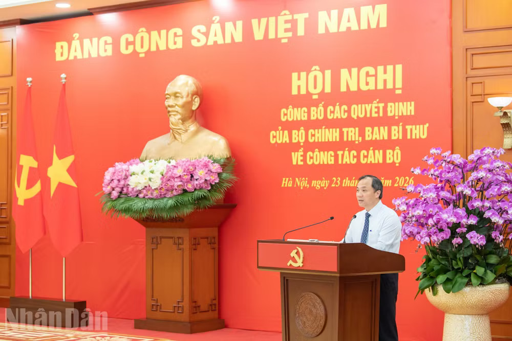 Phó Trưởng Ban Tổ chức Trung ương Hoàng Trung Dũng công bố các quyết định. (Ảnh: THẾ ĐẠI) ndo_bl_dc-hoang-trung-dung.jpg
