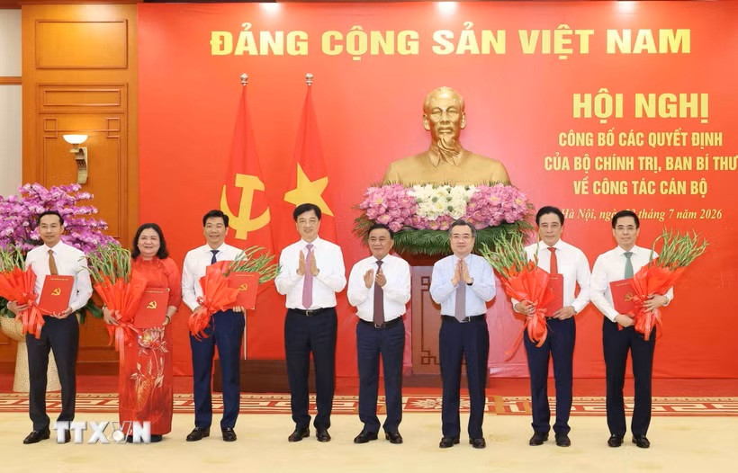 bo-chinh-tri-cong-bo-quyet-dinh-cong-tac-can-bo1.jpg