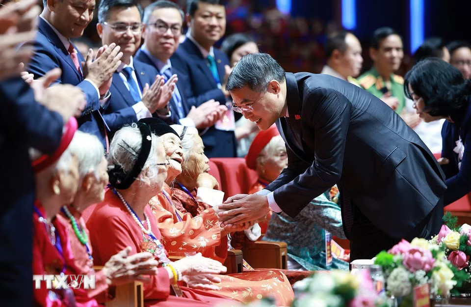 Thủ tướng Lê Minh Hưng thăm hỏi các Mẹ Việt Nam Anh hùng dự Hội nghị Tri ân người có công với cách mạng toàn quốc năm 2026. (Ảnh: Dương Giang/TTXVN)