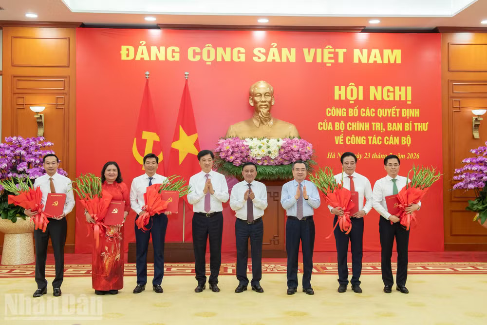 Thường trực Ban Bí thư Trần Cẩm Tú trao các quyết định; các đồng chí: Nguyễn Duy Ngọc, Nguyễn Thanh Nghị tặng hoa chúc mừng các đồng chí được nhận nhiệm vụ mới. (Ảnh: THẾ ĐẠI) ndo_bl_cghucs-mung.jpg