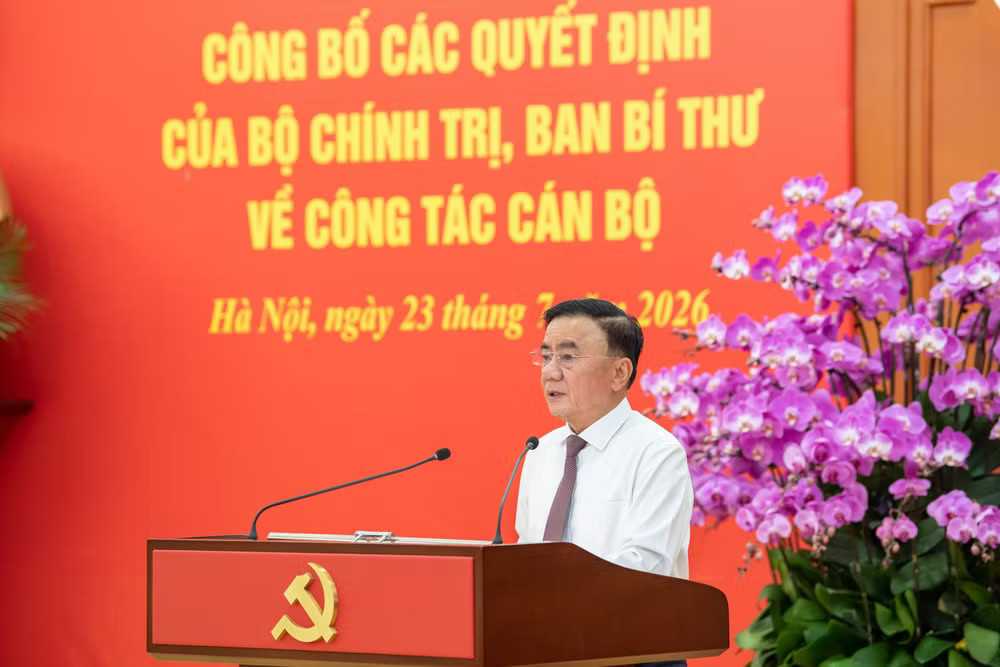 Thường trực Ban Bí thư Trần Cẩm Tú ghi nhận quá trình công tác và những đóng góp quan trọng của các đồng chí vào kết quả công tác của các địa phương, cơ quan, đơn vị. (Ảnh: THẾ ĐẠI) dc-tct.jpg