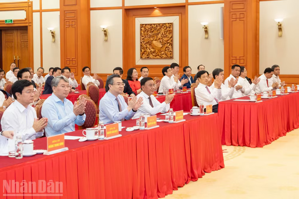 Các đồng chí Ủy viên Bộ Chính trị, Ủy viên Ban Bí thư , Ủy viên Trung ương Đảng dự hội nghị. (Ảnh: THẾ ĐẠI) ndo_bl_cac-dc-du.jpg