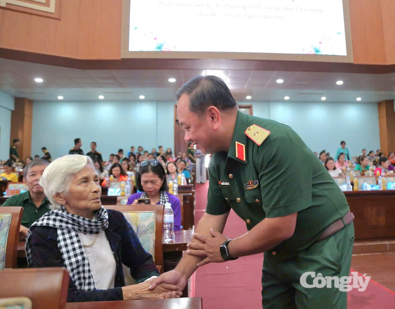 Lãnh đạo Bộ Tư lệnh TP.HCM thăm hỏi thân nhân liệt sĩ.