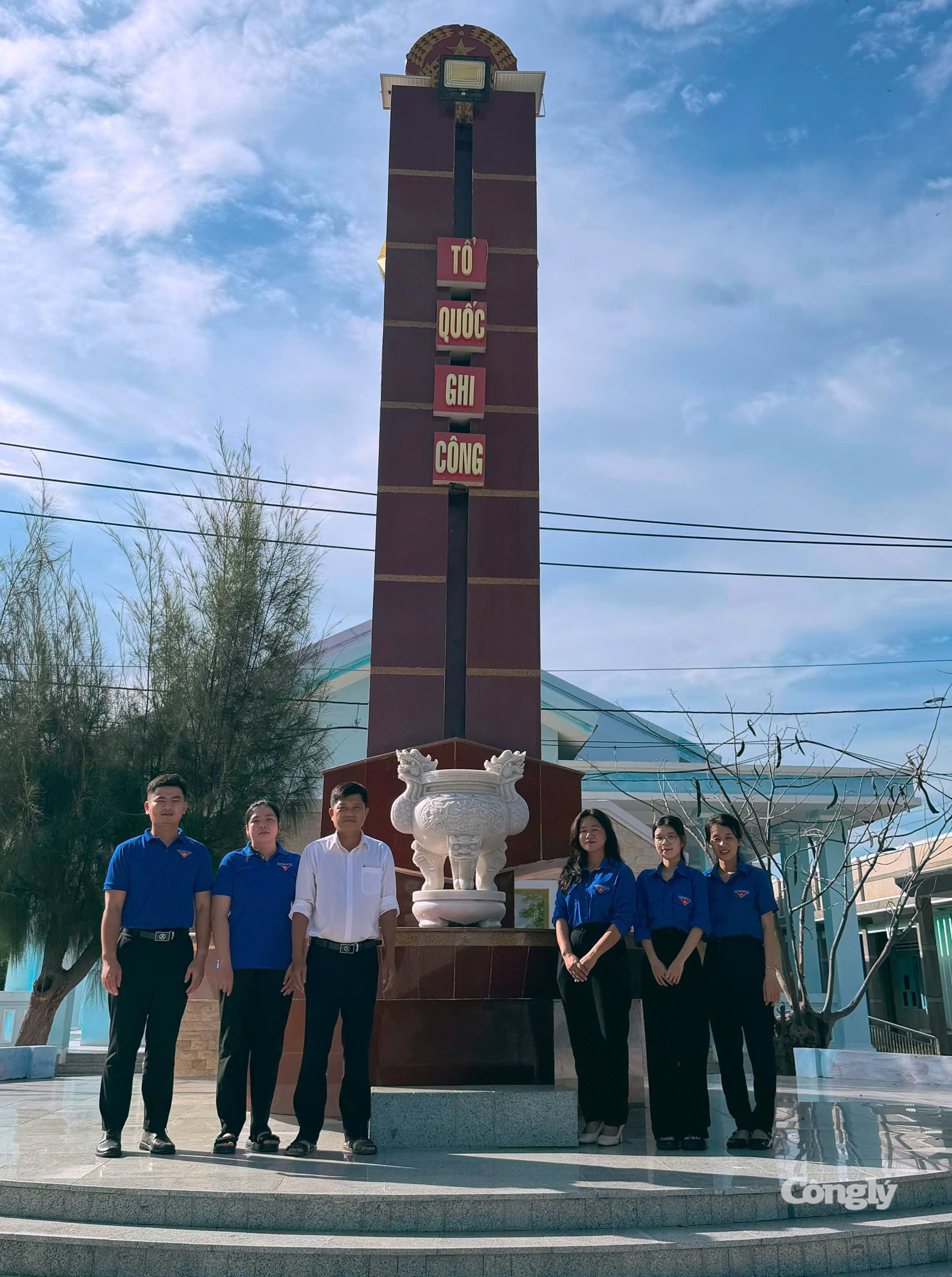 Chi đoàn TAND khu vực 14 - Lâm Đồng đến viếng, dâng hương tại Tượng đài Tổ quốc ghi công, tưởng nhớ các Anh hùng liệt sĩ