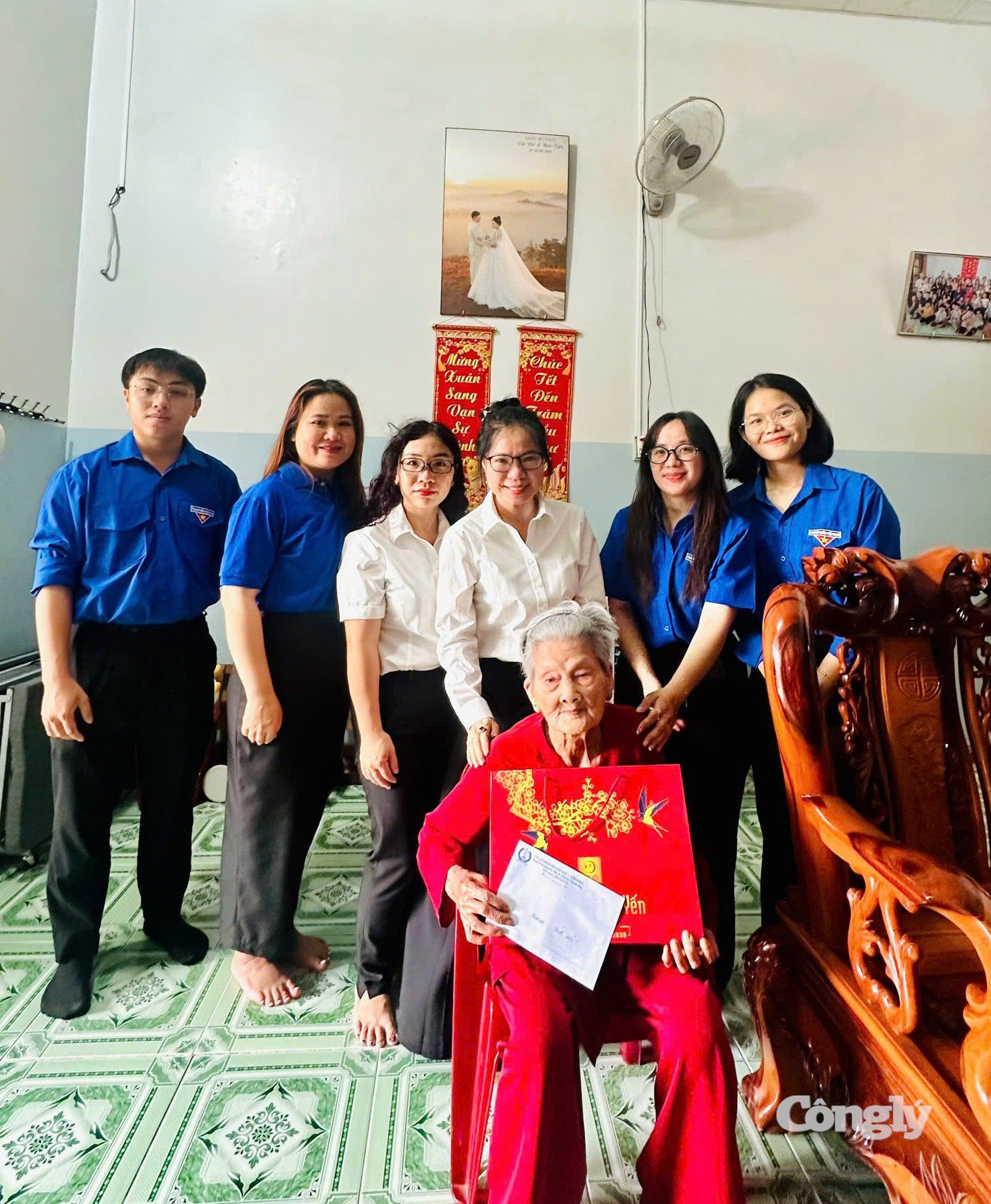 Đồng chí Nguyễn Thị Hà Giang, Chánh án TAND khu vực 5 – Lâm Đồng, cùng các thành viên trong đoàn thăm hỏi sức khỏe, đời sống của Mẹ Việt Nam Anh hùng Nguyễn Thị Kỳ