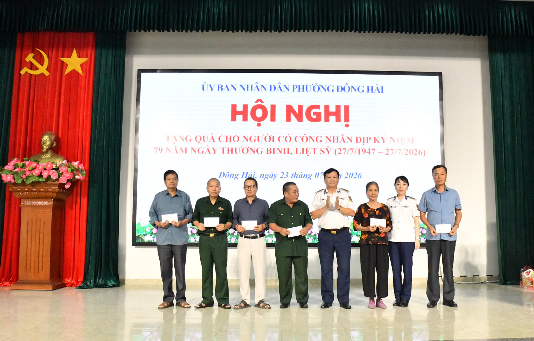 Đại tá Trần Văn Năm, Chủ nhiệm Chính trị BTL Vùng CSB1 tặng quà cho gia đình người có công phường Đông Hải, Hải Phòng dịp 27.7