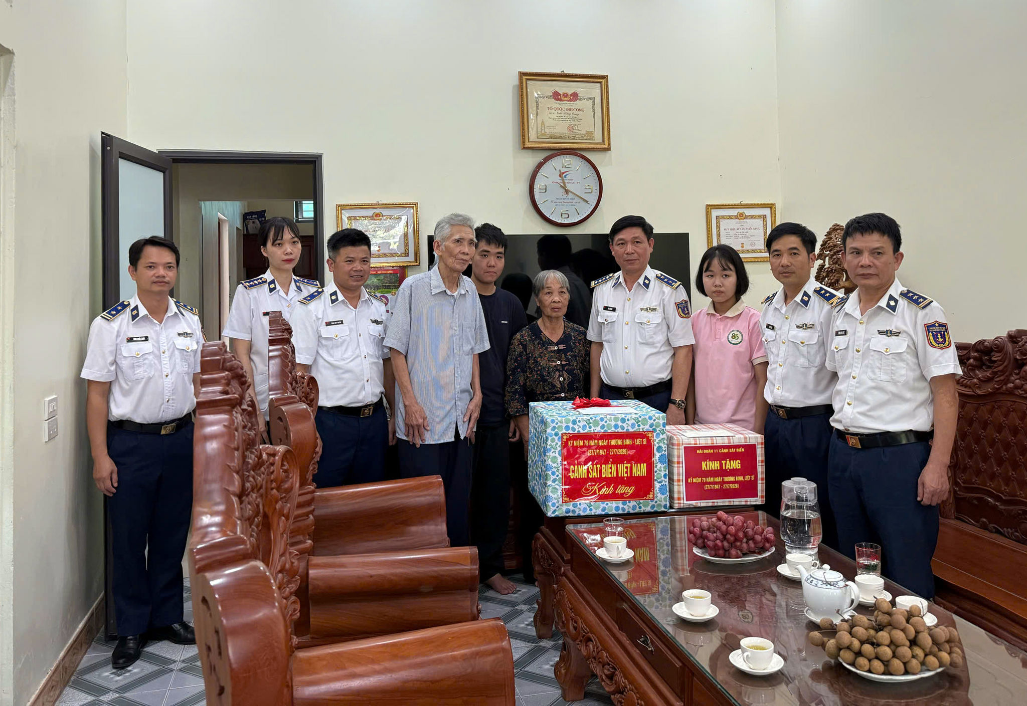 Đoàn công tác Cảnh sát biển Việt Nam thăm tặng quà gia đình liệt sĩ Trần Hoàng Trung, nguyên quân nhân thuộc Hải đoàn 11, BTL Vùng Cảnh sát biển 1