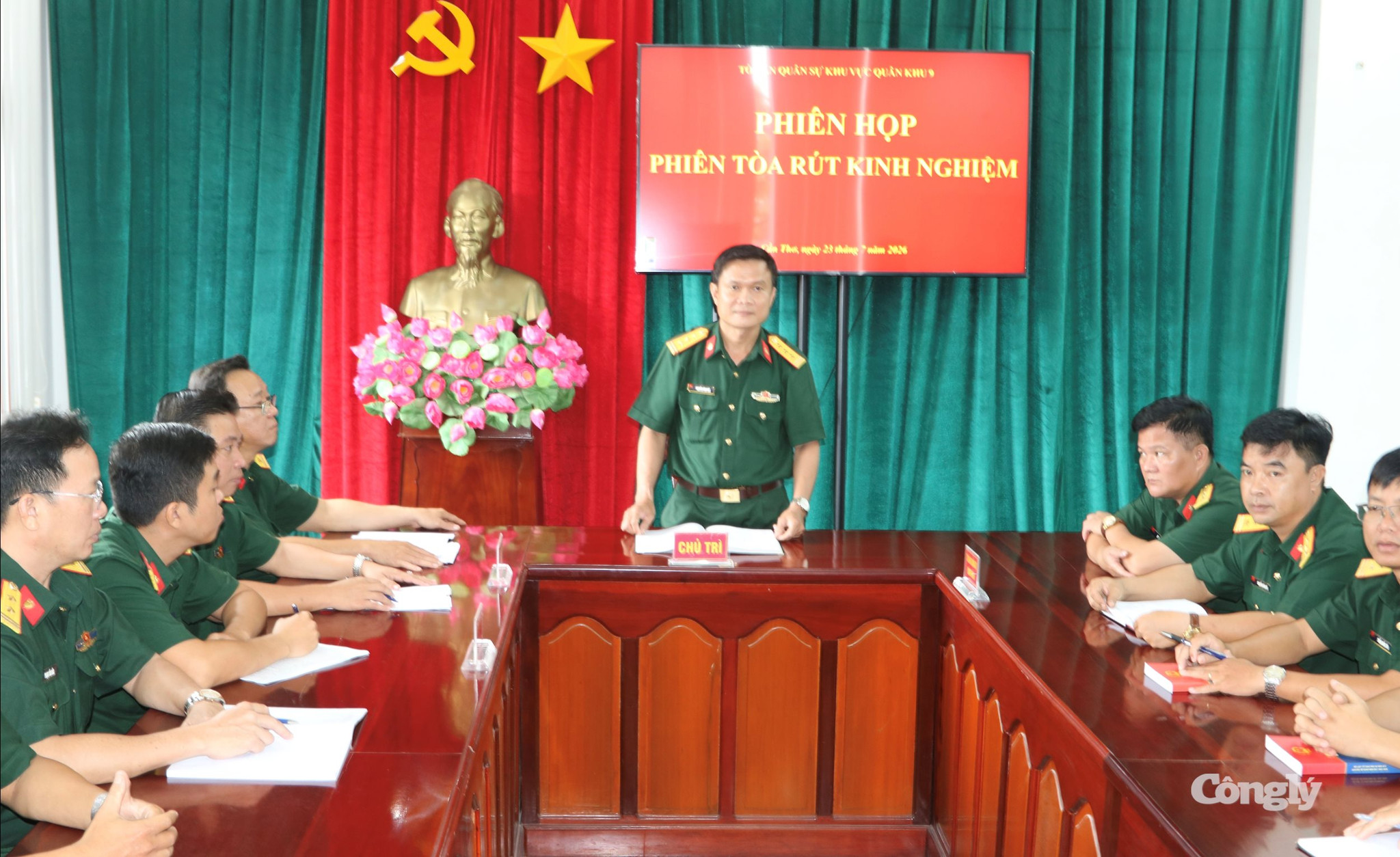 Thượng tá Nguyễn Văn Nhớ, Chánh án TAQS khu vực Quân khu 9 phát biểu tại cuộc họp rút kinh nghiệm