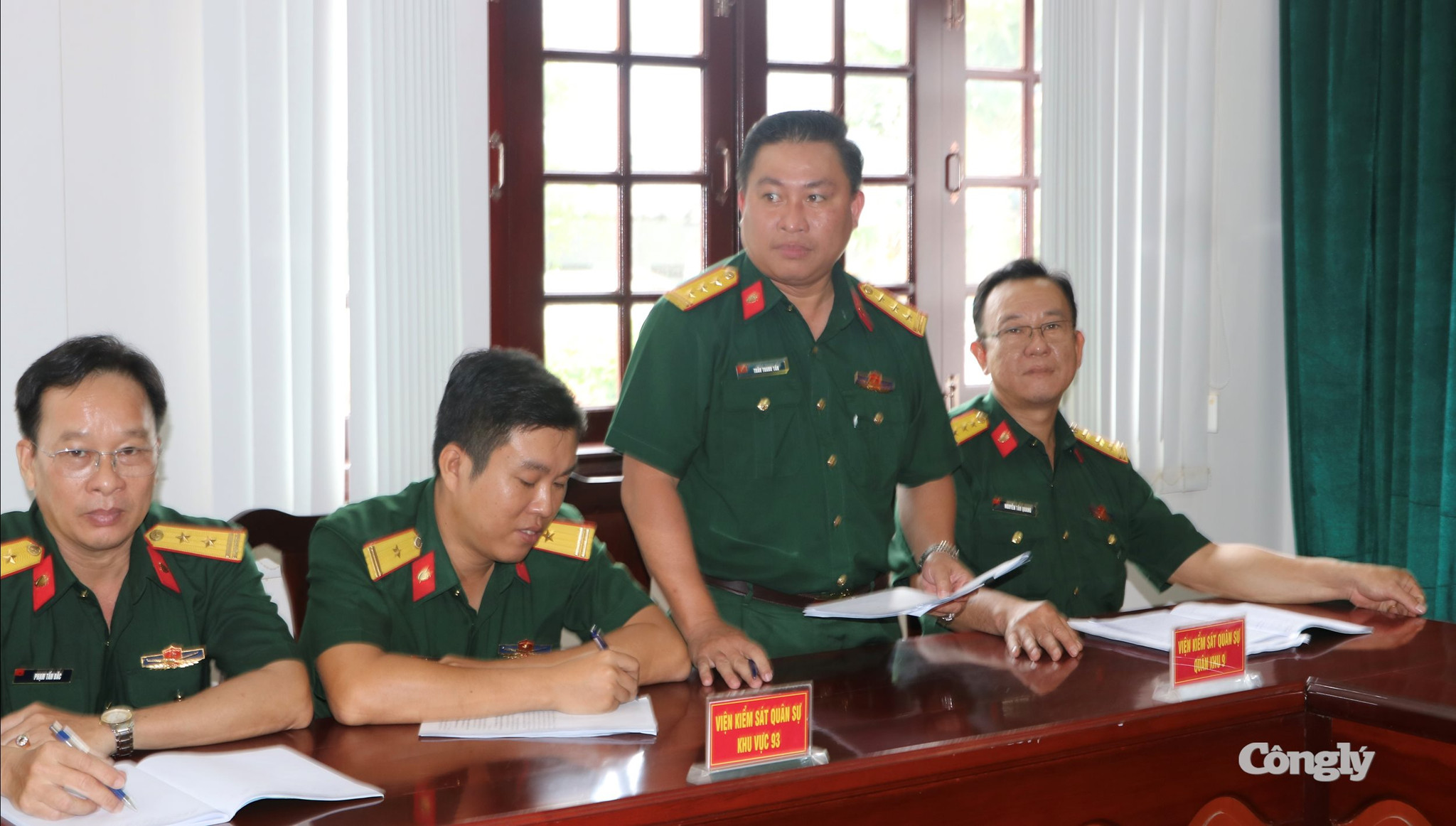 Các đại biểu đóng góp ý kiến tại cuộc họp rút kinh nghiệm