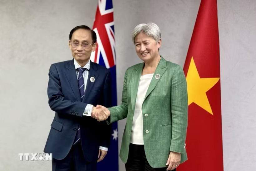 Bộ trưởng Ngoại giao Lê Hoài Trung gặp Bộ trưởng Ngoại giao Australia Penny Wong. (Ảnh: TTXVN phát)