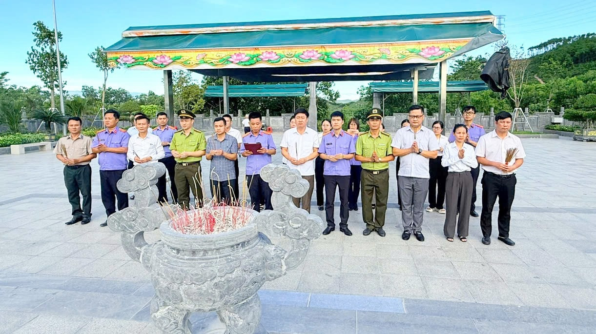 Đoàn tổ chức lễ dâng hoa, dâng hương tri ân tại Nghĩa trang Liệt sĩ xã Kỳ Anh và Khu lưu niệm cố Tổng Bí thư Hà Huy Tập.