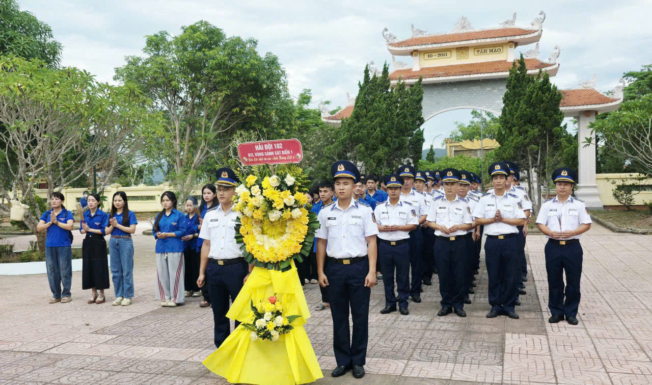 Tuổi trẻ Hải đội 102 viếng NTLS Nghi Xuân, Hà Tĩnh