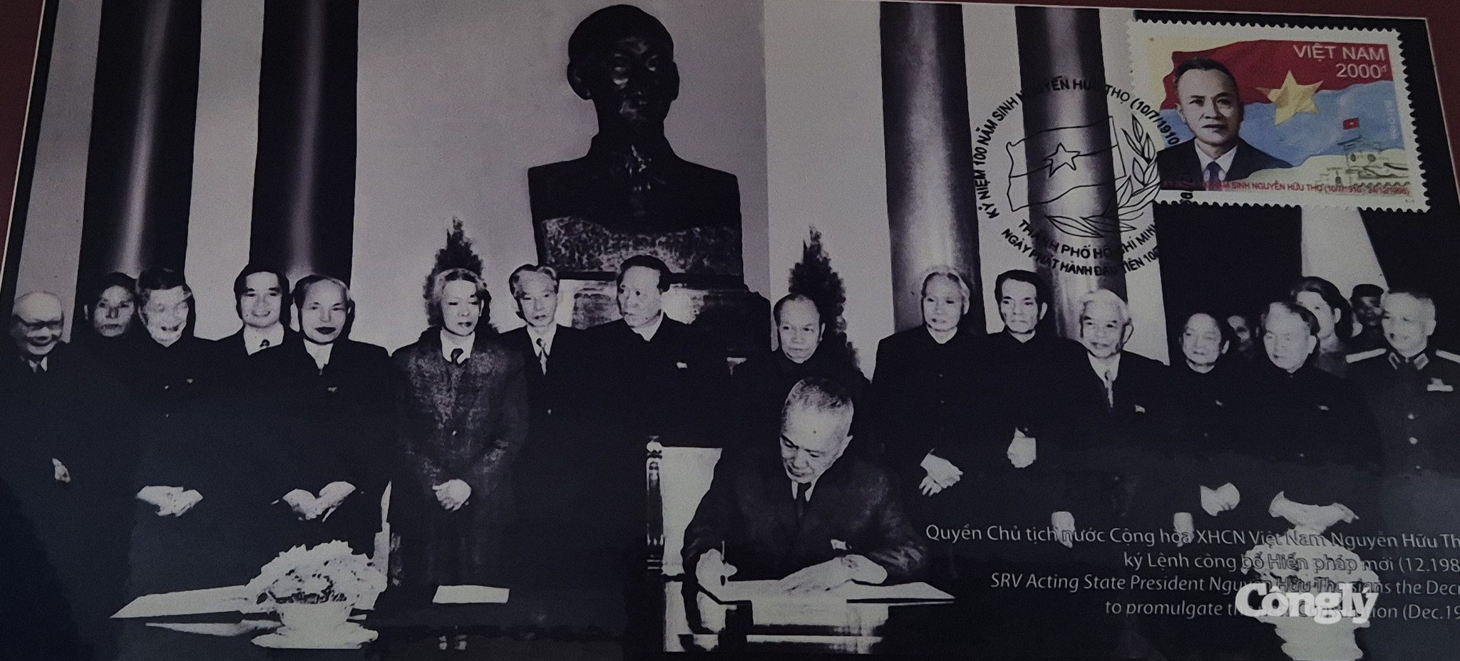 Luật sư Nguyễn Hữu Thọ với tư cách quyền Chủ tịch nước ký lệnh ban hành Hiến pháp năm 1980.