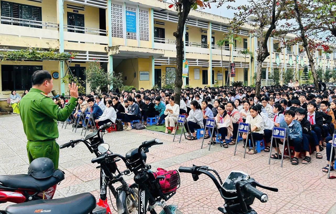 Buổi tuyên truyền giúp học sinh nâng cao nhận thức về xe điện bị độ chế và chấp hành quy định khi tham gia giao thông.