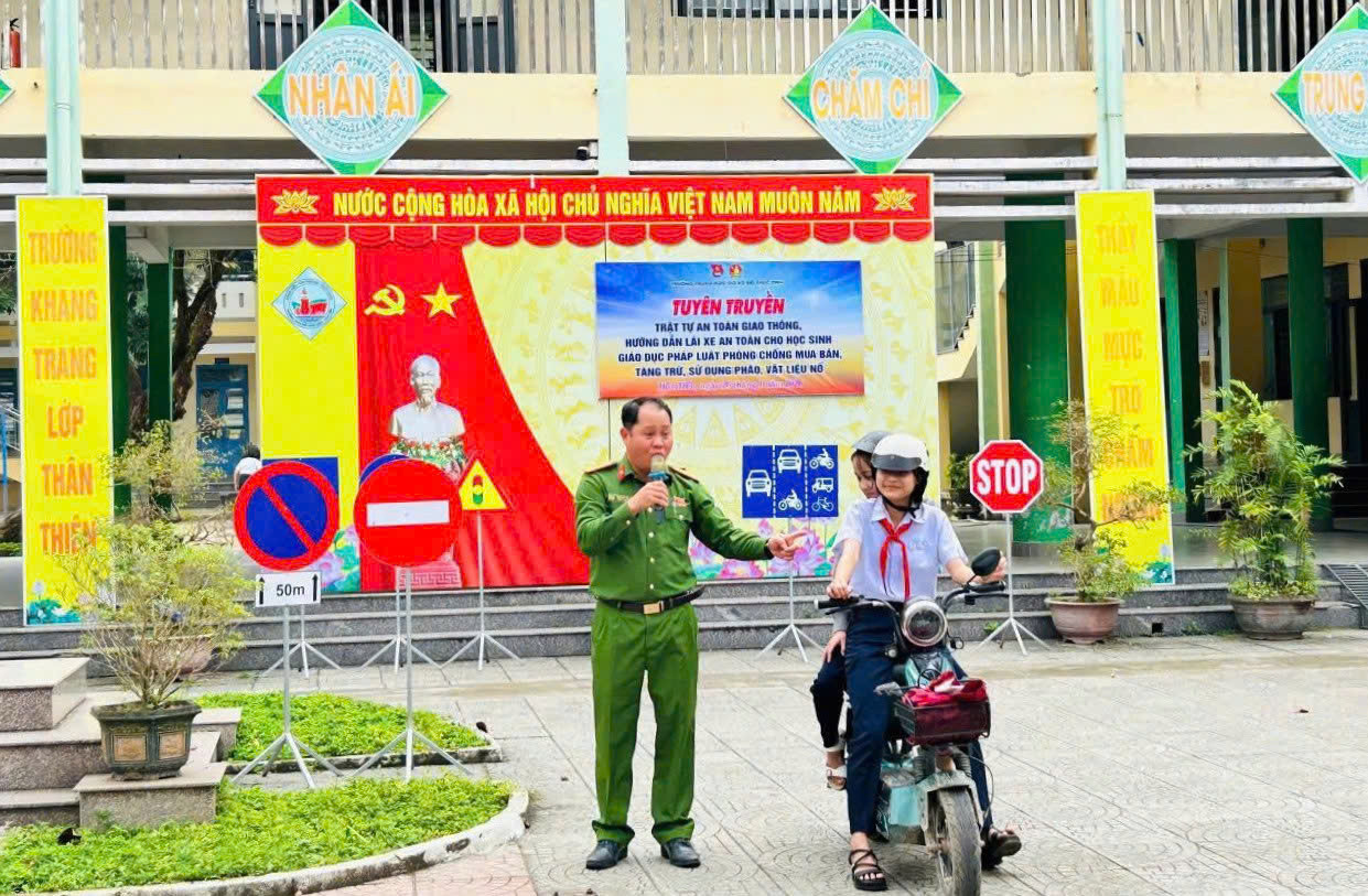 Công an tuyên truyền cho học sinh về nguy cơ từ xe điện bị độ chế và các quy định bảo đảm an toàn giao thông.
