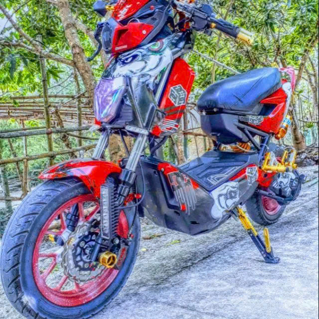Một xe điện bị độ chế với nhiều chi tiết thay đổi kết cấu, tiềm ẩn nguy cơ mất an toàn giao thông.