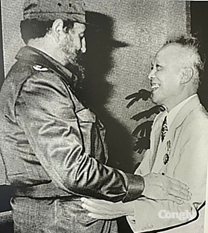 Luật sư Nguyễn Hữu Thọ và Chủ tịch Fidel Castro sau ngày đất nước thống nhất.