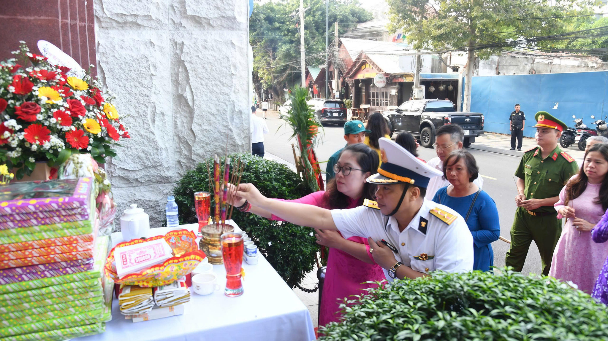 ảnh 1. tham gia dâng hương bia tưởng niệm