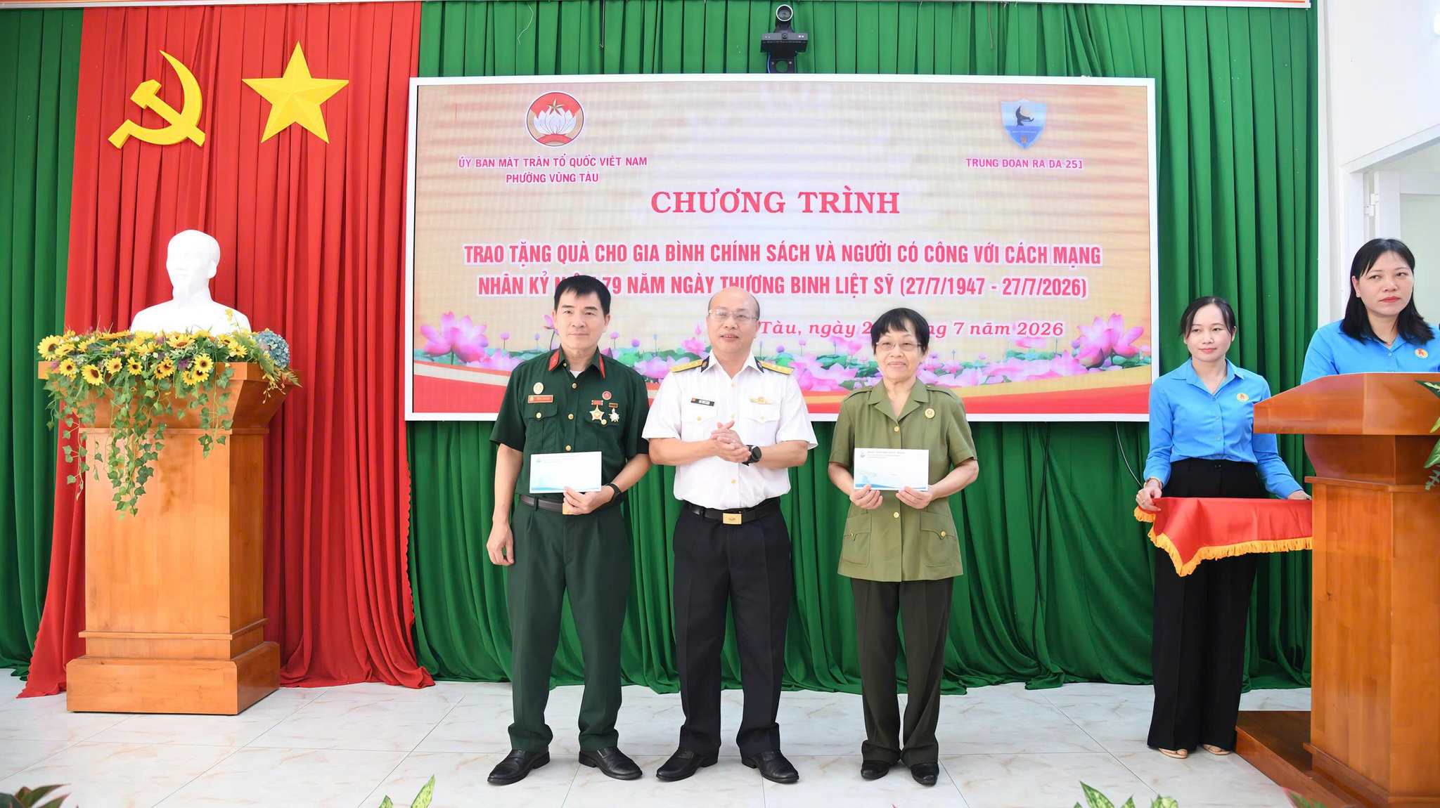 ảnh 2. Tặng quà cho gia đình thương binh, liệt sĩ