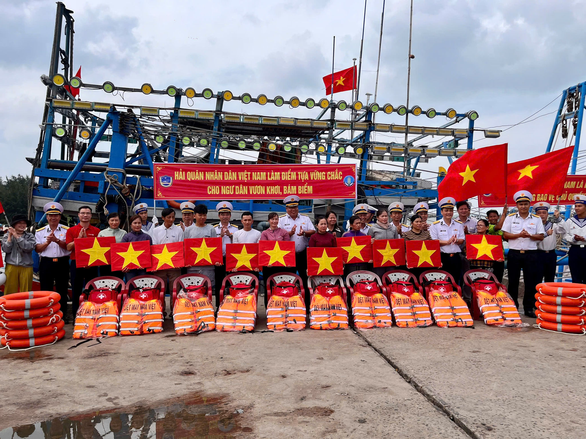 ảnh 3. Tham gia hoạt động đỡ đầu con ngư dân